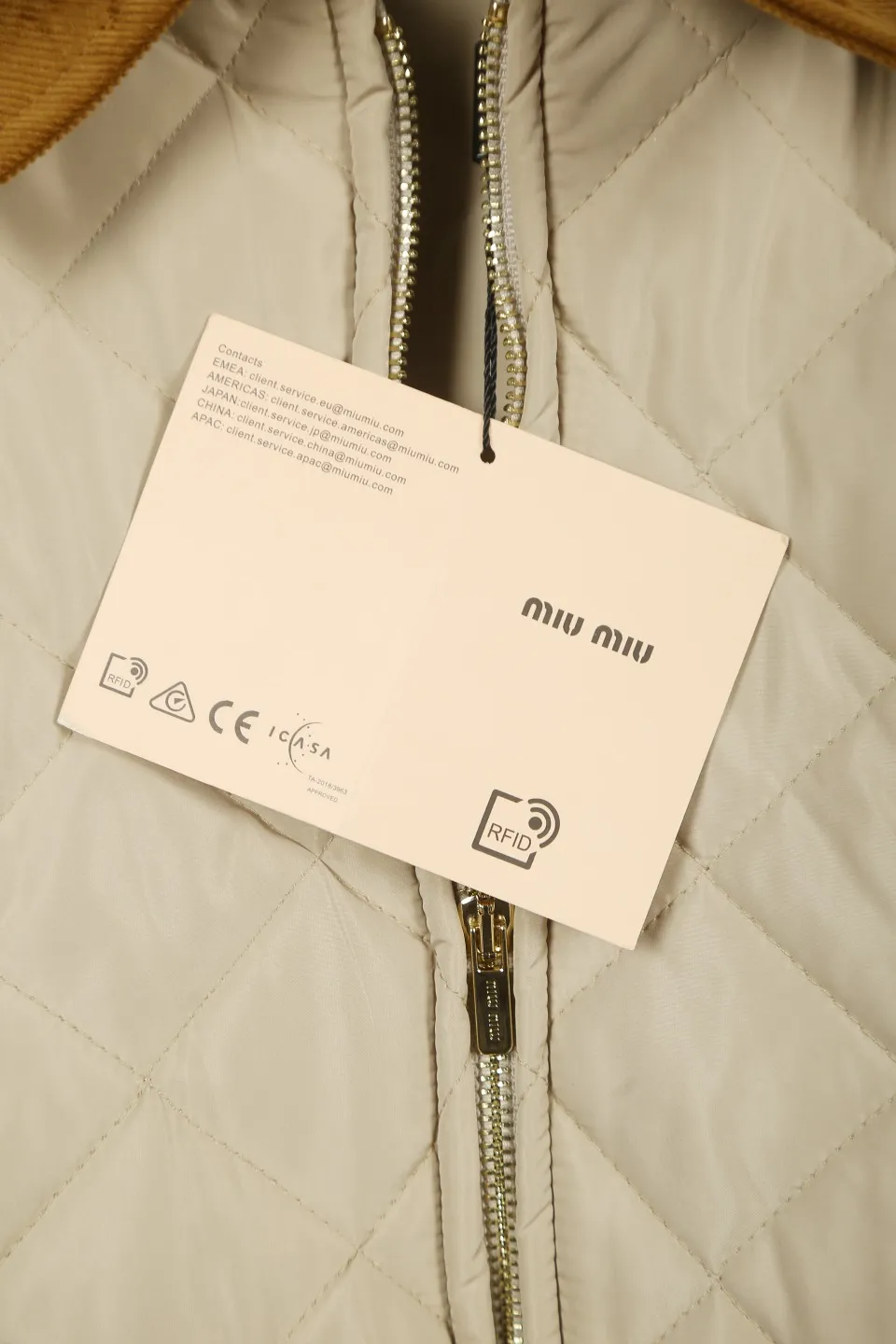 P330 Actual photo [Popular item] Style number: 24373# Color: Khaki Apricot Size: S-XL -MiuMiu/MiuMiu 2024aw Autumn and winter hot new logo embroidered lapel three-zip rhombus plaid imitation feather jacket jacket - Originality restoration 4-needle encrypted quilting embroidery three-in-one imitation feather cotton The board is straight and not bloated - Double-layer composite patch Hand-made counter-embroidery Laminated light gold Y-tooth brand zipper - Special shaped cloth foil for collar Correct 7 cm cylindrical windproof cuffs Closed cuffs with one-to-one stacking in front of the car - Miu style outfit 2024 new autumn and winter products Adopt classic diamond pattern quilting design Three-in-one imitation down cotton Light and thin sheets are positive The thermal insulation coefficient is also online Earth desert khaki apricot Maillard wind is full of relaxation to set off a warm autumn and winter atmosphere The collar is made of contrasting corduroy, which is warm and comfortable. The loose silhouette is both comfortable and easy to layer. The slightly gathered design of the cuffs and hem effectively locks in temperature.